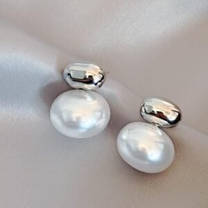 Chic silver and pearl earrings