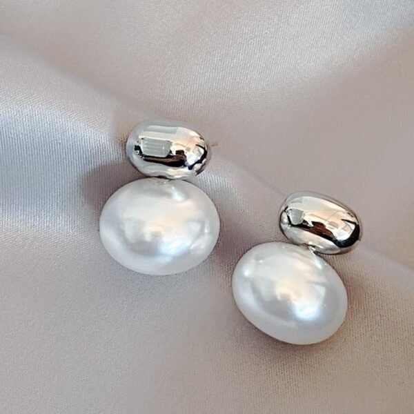 Chic silver and pearl earrings