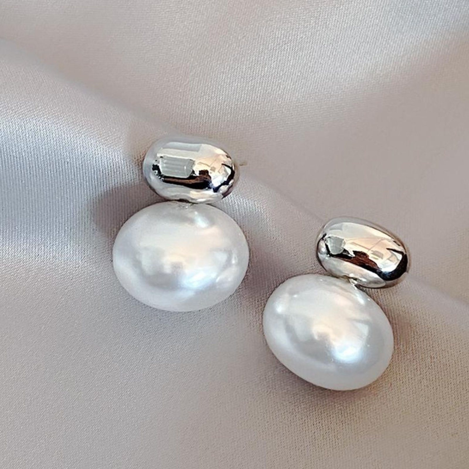 Chic silver and pearl earrings