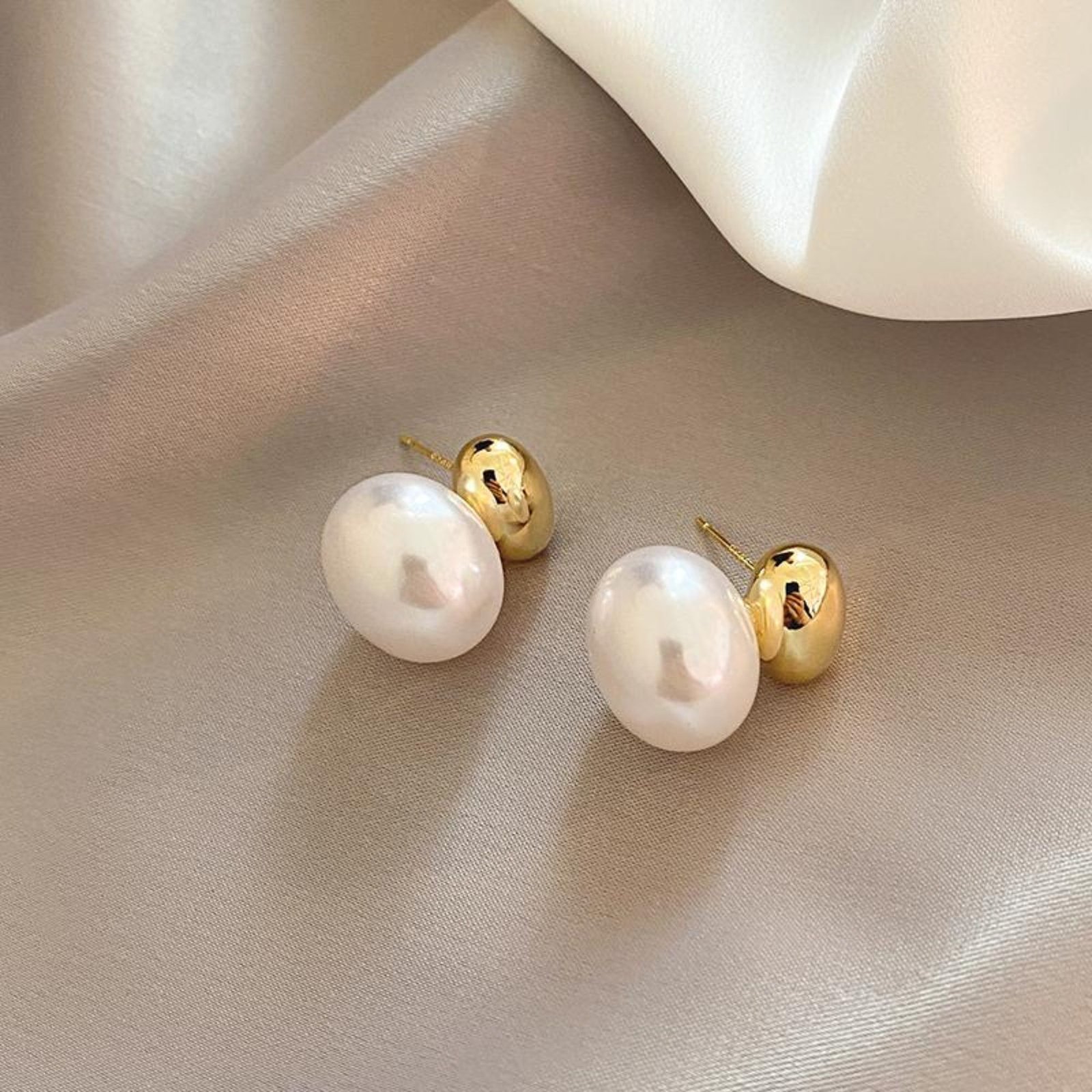 Chic gold and pearl earrings - Image 2