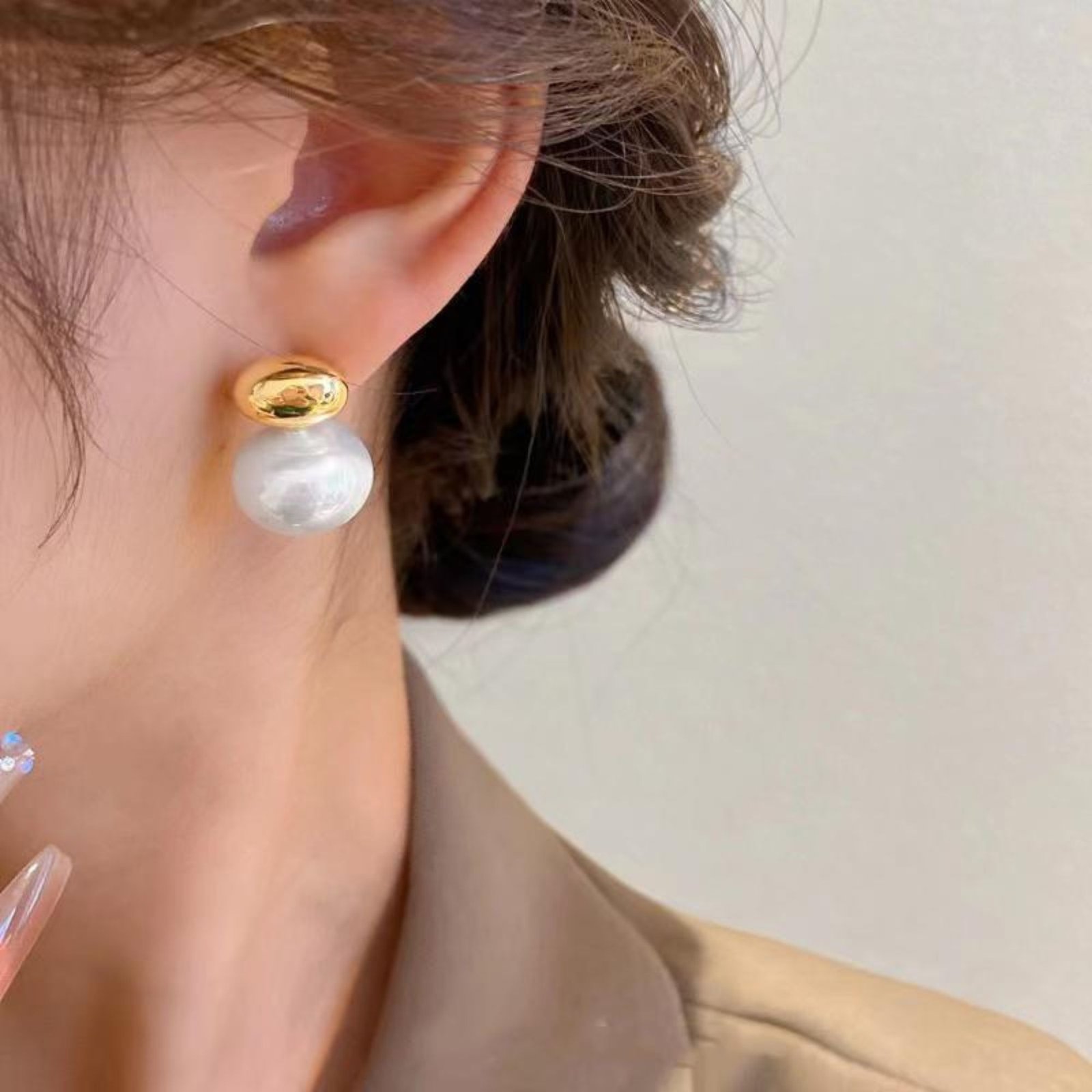 Chic gold and pearl earrings