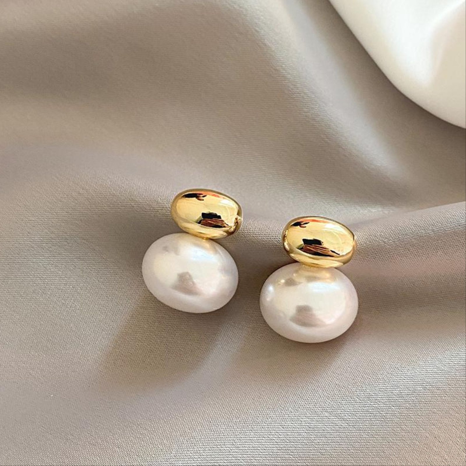 Chic gold and pearl earrings - Image 3